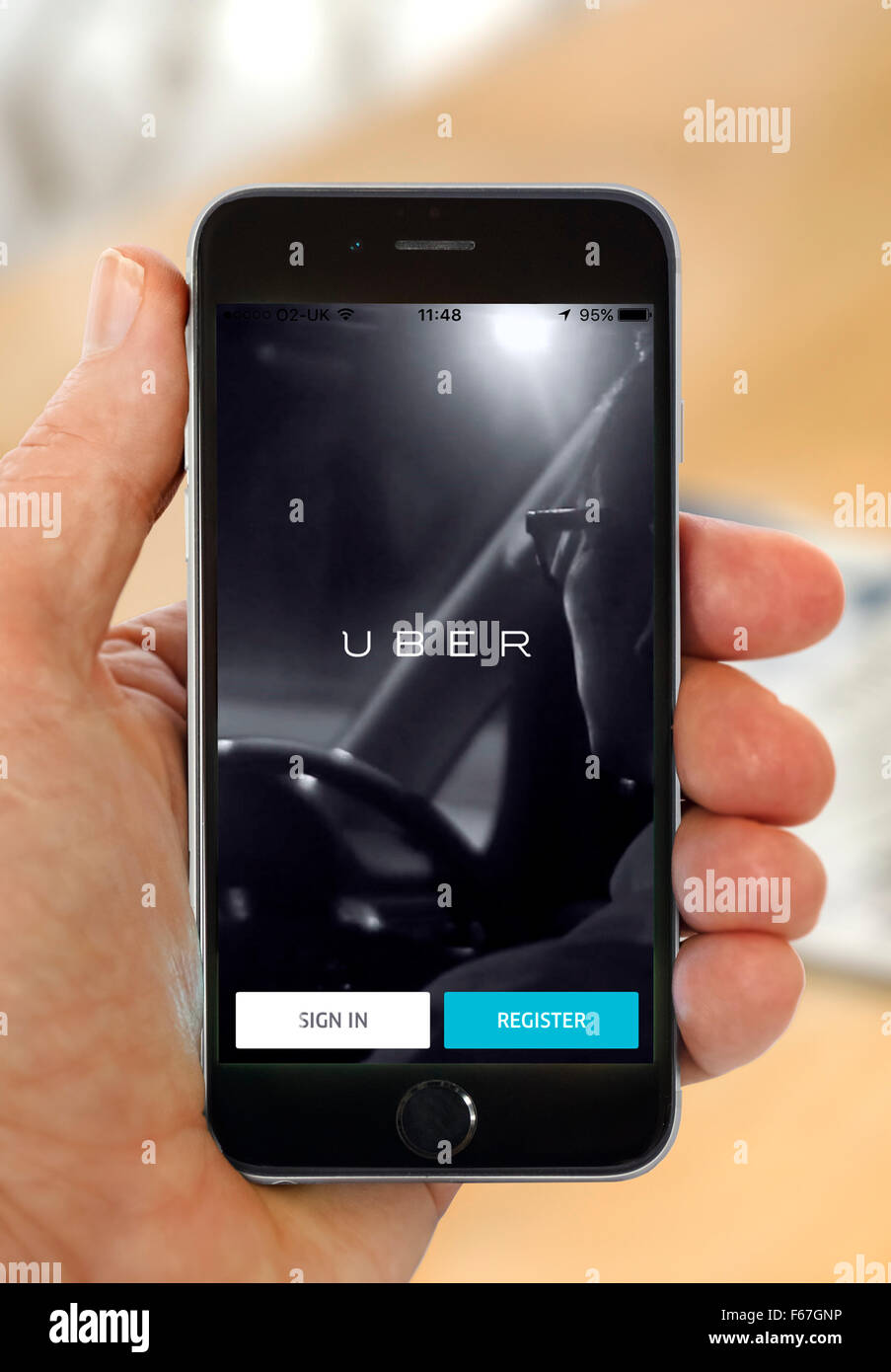 En utilisant l'application Uber sur un iPhone d'Apple 6 Banque D'Images