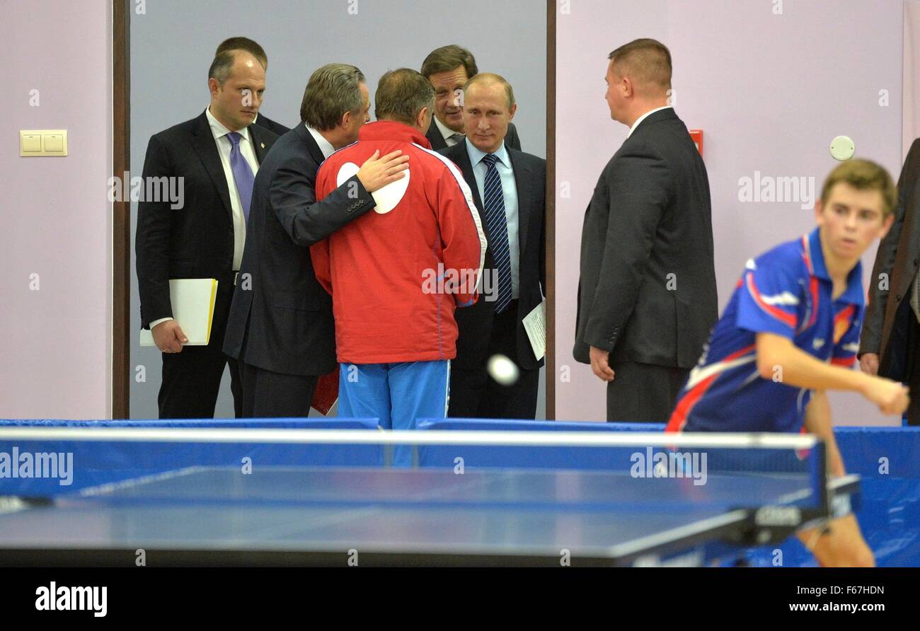 Le président russe Vladimir Poutine lors d'une visite à l'Yug Fédéral Sport Arts Martiaux Novembre 11, 2015 Centre de Sotchi, la Russie. Russe a été accusé de dopage d'Etat d'athlètes par une agence mondiale antidopage. Banque D'Images