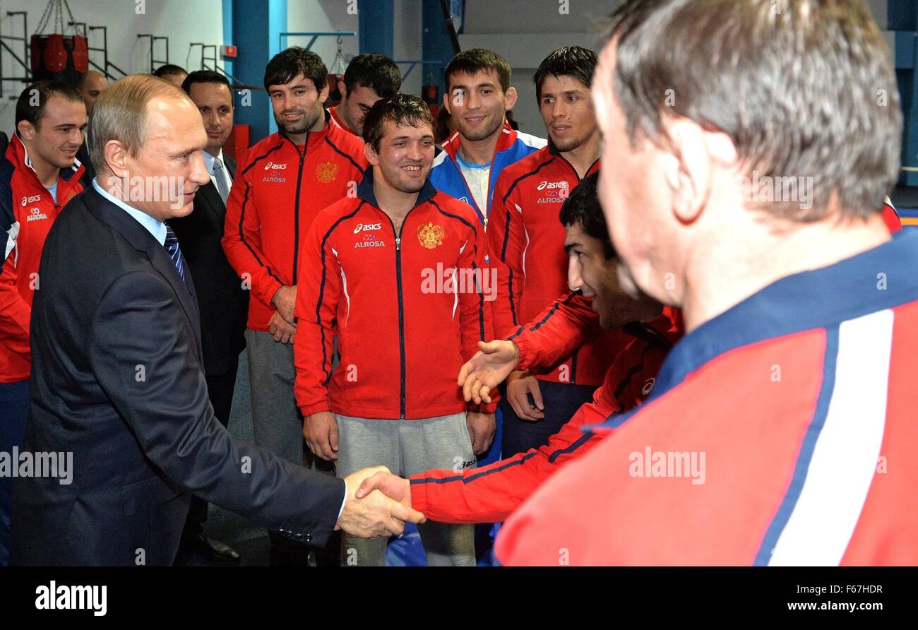 Le président russe Vladimir Poutine salue des athlètes au cours d'une visite à l'Yug Fédéral Sport Arts Martiaux Novembre 11, 2015 Centre de Sotchi, la Russie. Russe a été accusé de dopage d'Etat d'athlètes par une agence mondiale antidopage. Banque D'Images