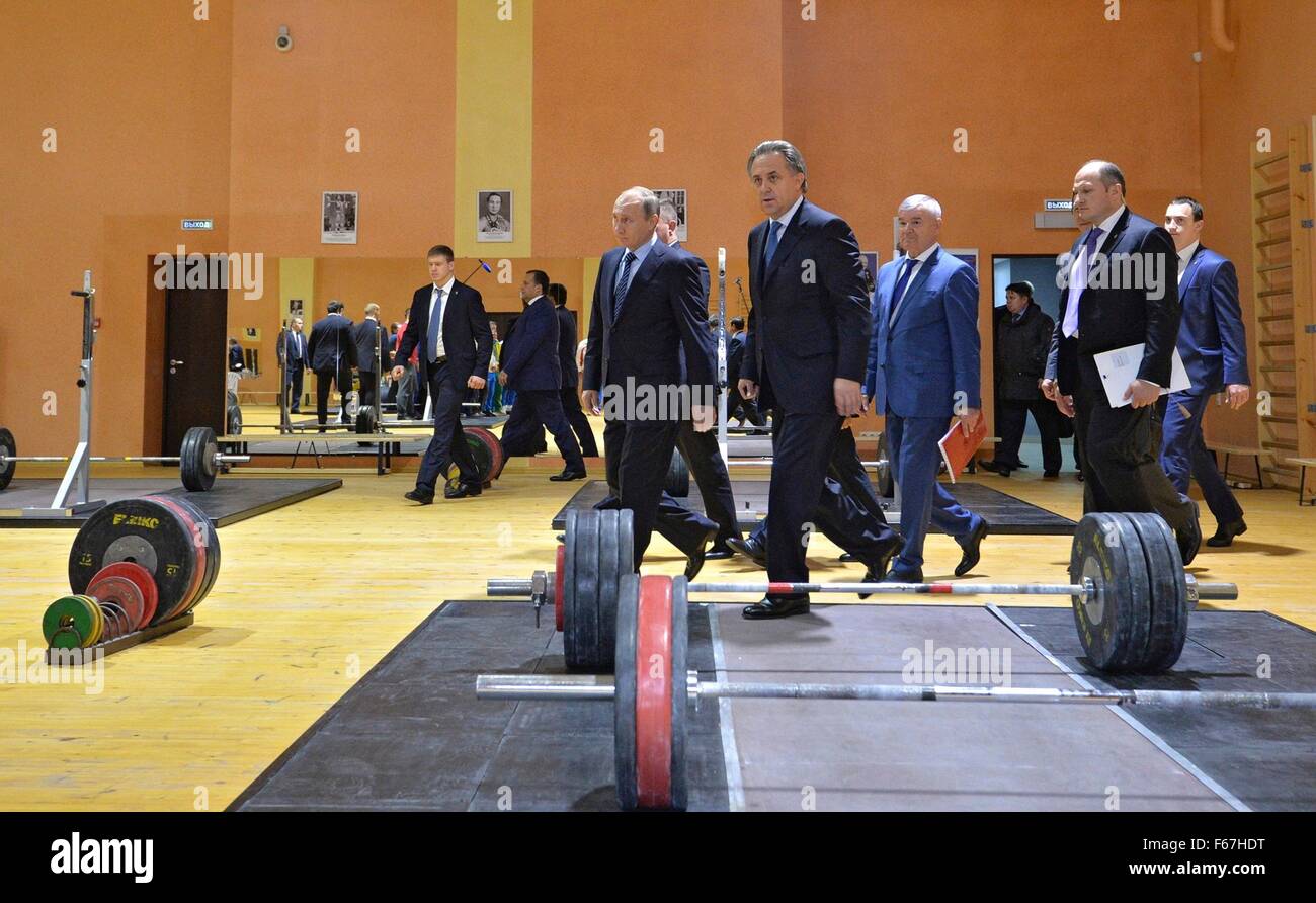 Le président russe Vladimir Poutine, accompagné de la ministre des Sports, Vitaly Mutko lors d'une visite à l'Yug Fédéral Sport Arts Martiaux Novembre 11, 2015 Centre de Sotchi, la Russie. Russe a été accusé de dopage d'Etat d'athlètes par une agence mondiale antidopage. Banque D'Images