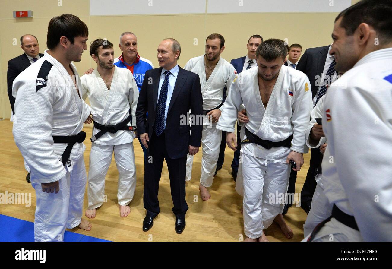Le président russe Vladimir Poutine parle aux athlètes lors d'une visite à l'Yug Fédéral Sport Arts Martiaux Novembre 11, 2015 Centre de Sotchi, la Russie. Russe a été accusé de dopage d'Etat d'athlètes par une agence mondiale antidopage. Banque D'Images