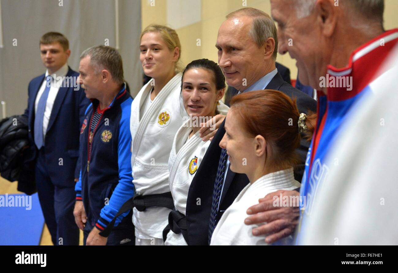 Le président russe Vladimir Poutine pose pour une photo de groupe lors d'une visite à l'Yug Fédéral Sport Arts Martiaux Novembre 11, 2015 Centre de Sotchi, la Russie. Russe a été accusé de dopage d'Etat d'athlètes par une agence mondiale antidopage. Banque D'Images
