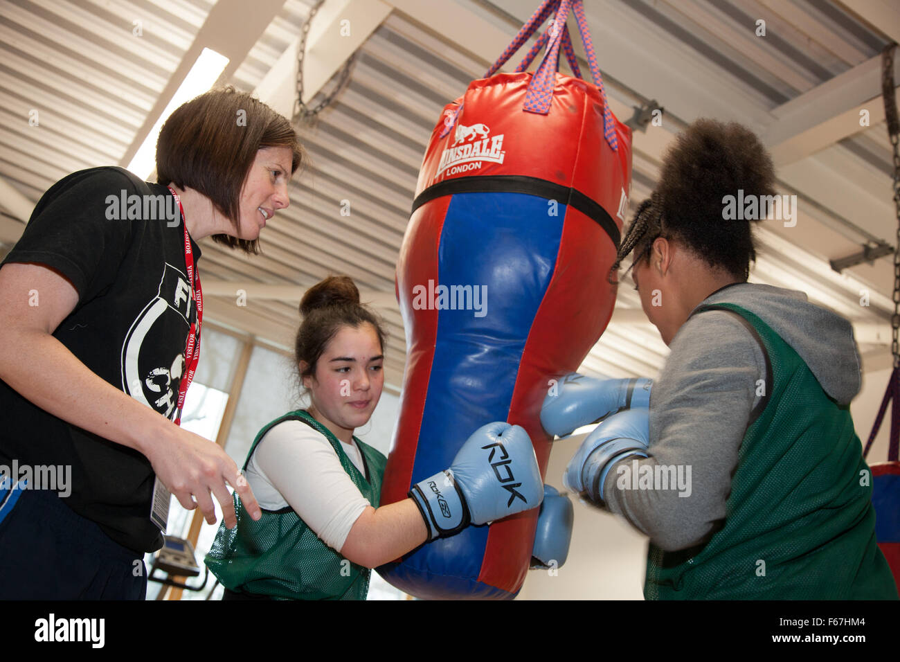 Une adolescente élèves coachés en boxe Banque D'Images