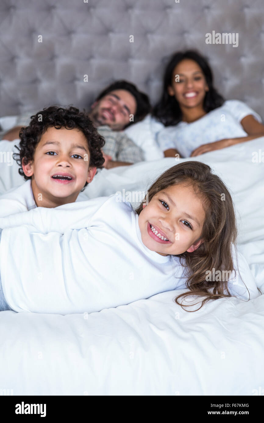 Happy Family in bed Banque D'Images