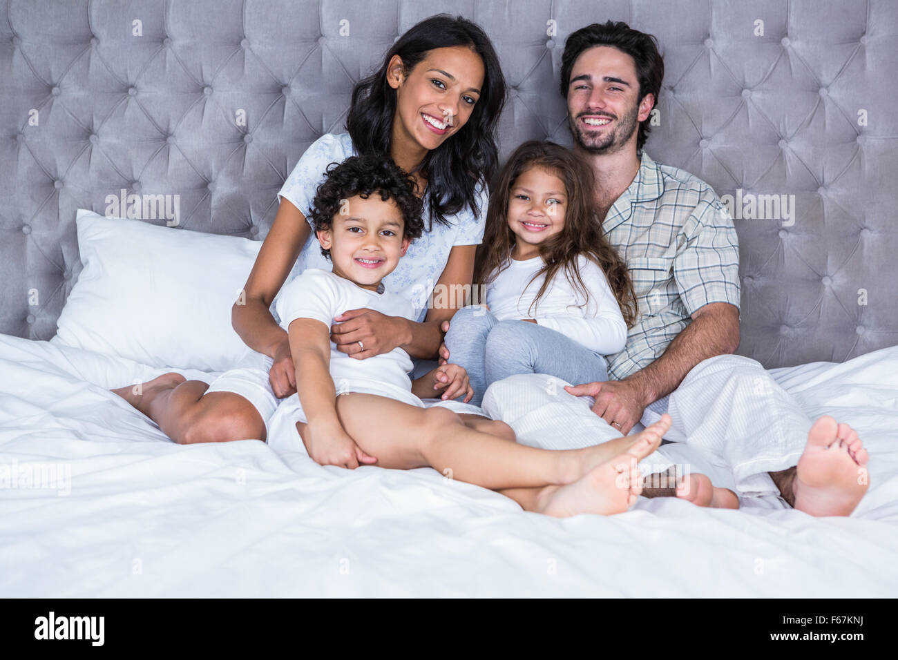 Famille heureuse sur le lit Banque D'Images