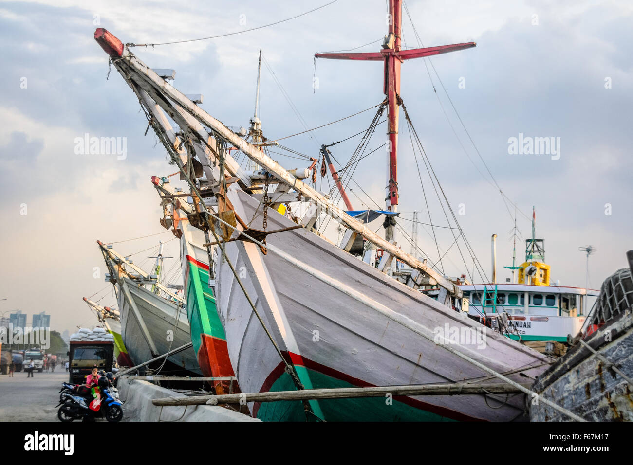 Phinisi navires à Port Sunda Kelapa à Jakarta Indonésie Banque D'Images