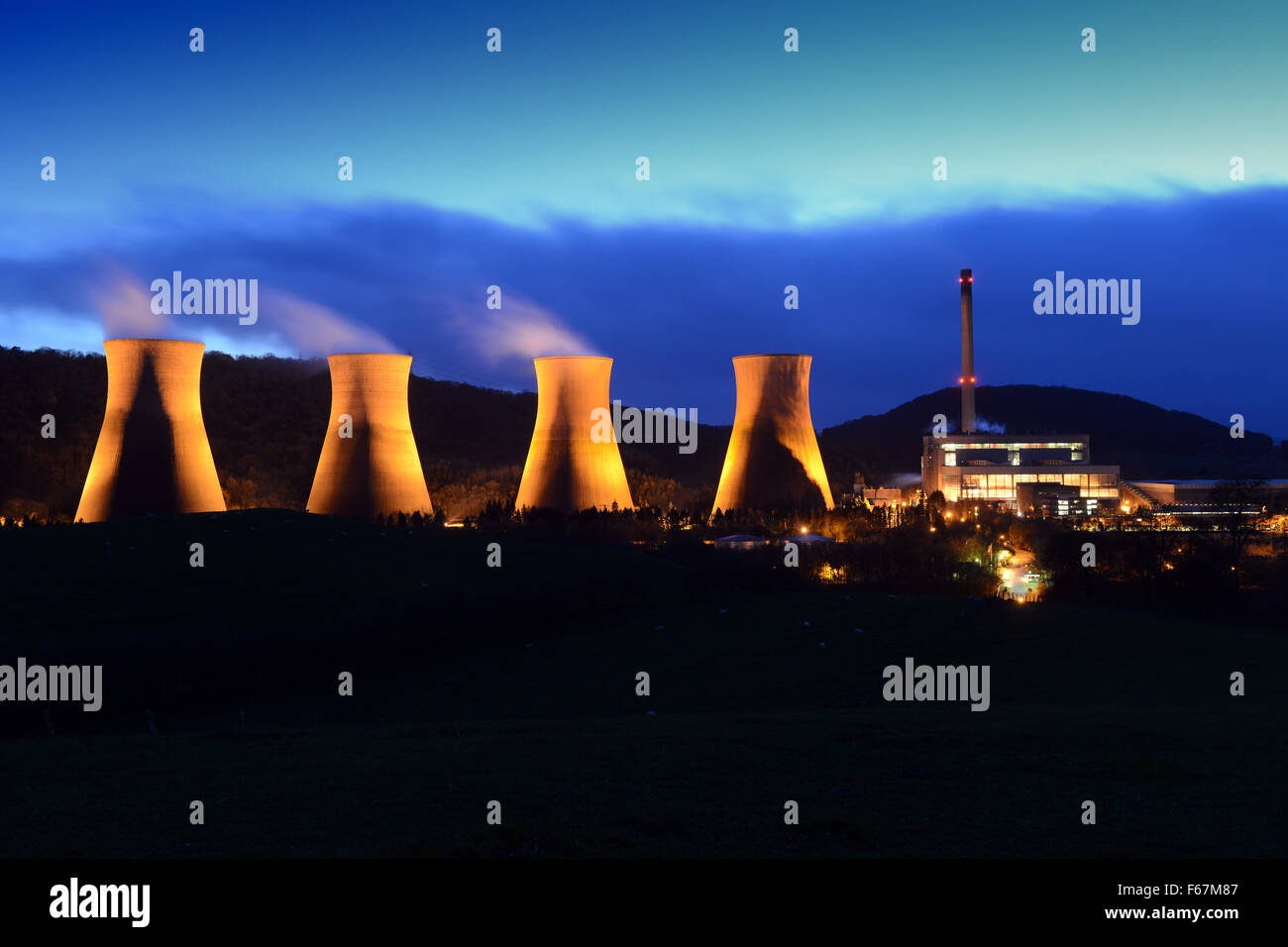 La centrale électrique d'Ironbridge, Shropshire, au Royaume-Uni. 13 novembre, 2015. La centrale électrique d'Ironbridge allumé ce soir après les propriétaires Eon a annoncé le site a seulement 70 heures de production de temps restant. La station qui a été l'électricité depuis les années 1960 est prévue pour la semaine prochaine. Crédit : David Bagnall/Alamy Live News Banque D'Images