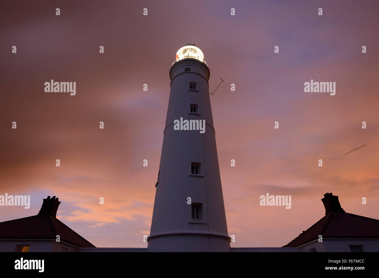 Nash Point Lighthouse sur la côte protégée de Glamorgan, Pays de Galles, illuminé la nuit. Banque D'Images
