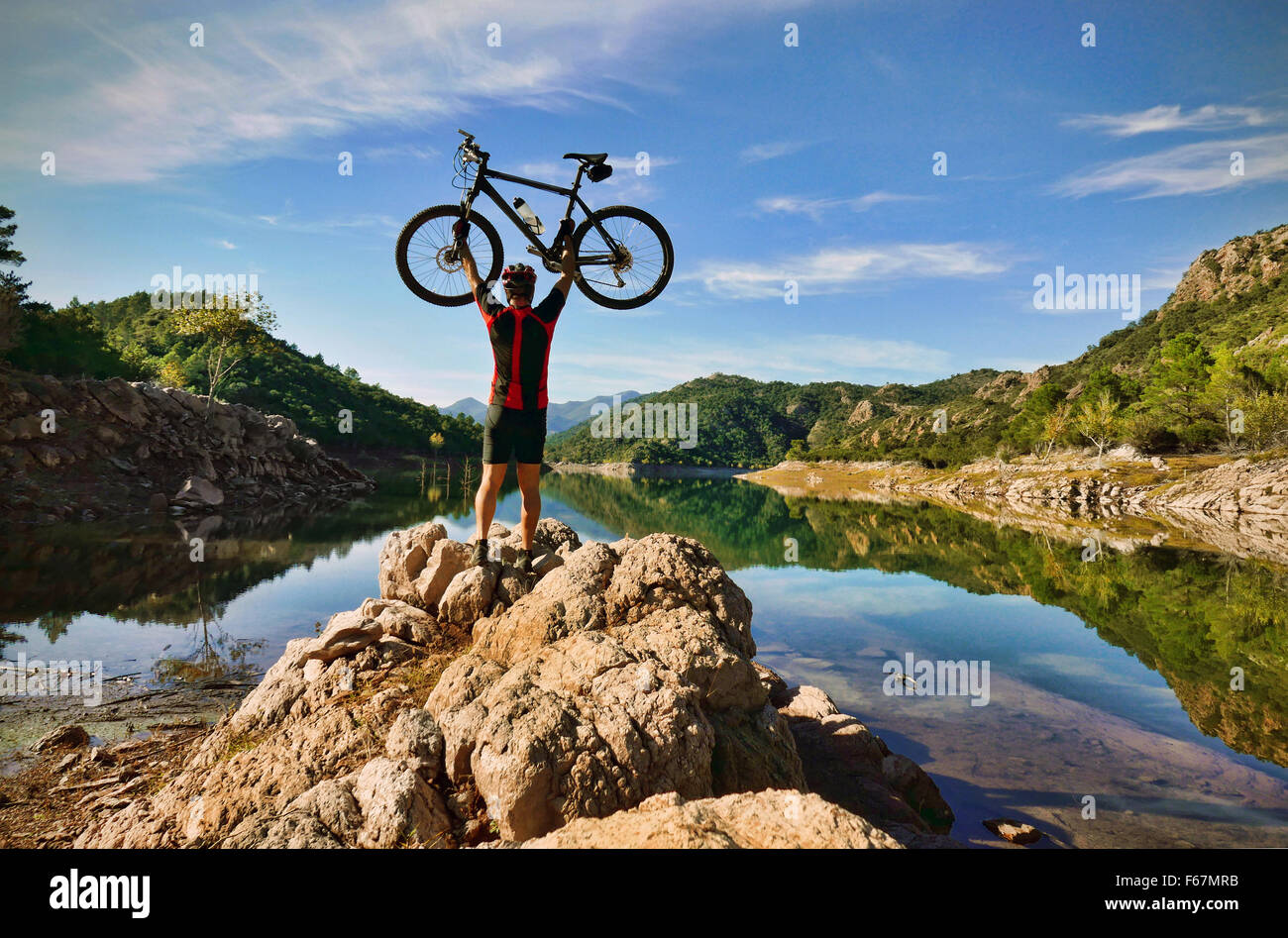 Vtt randonnée par un lac à proximité des Pyrénées en Catalogne, Espagne Banque D'Images