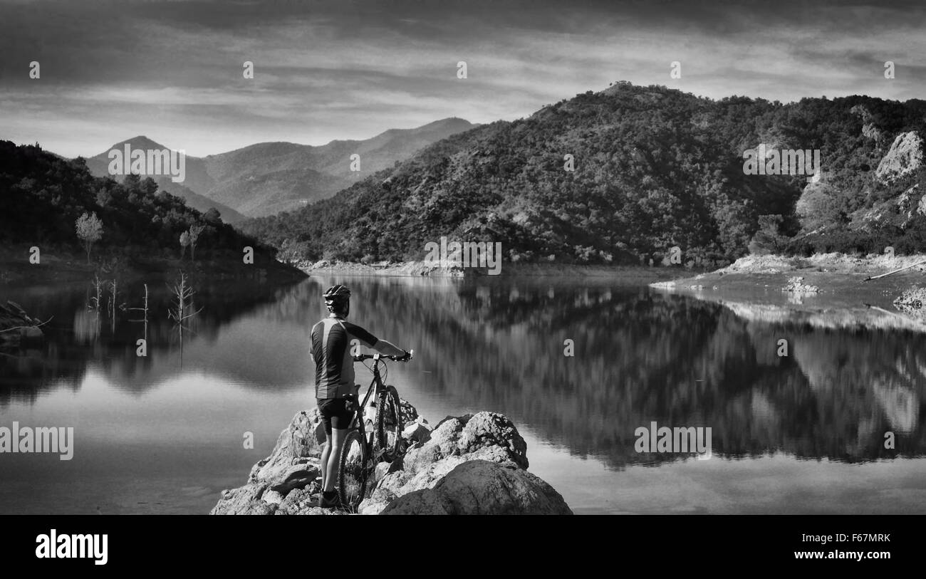 Vtt randonnée par un lac à proximité des Pyrénées en Catalogne, Espagne Banque D'Images