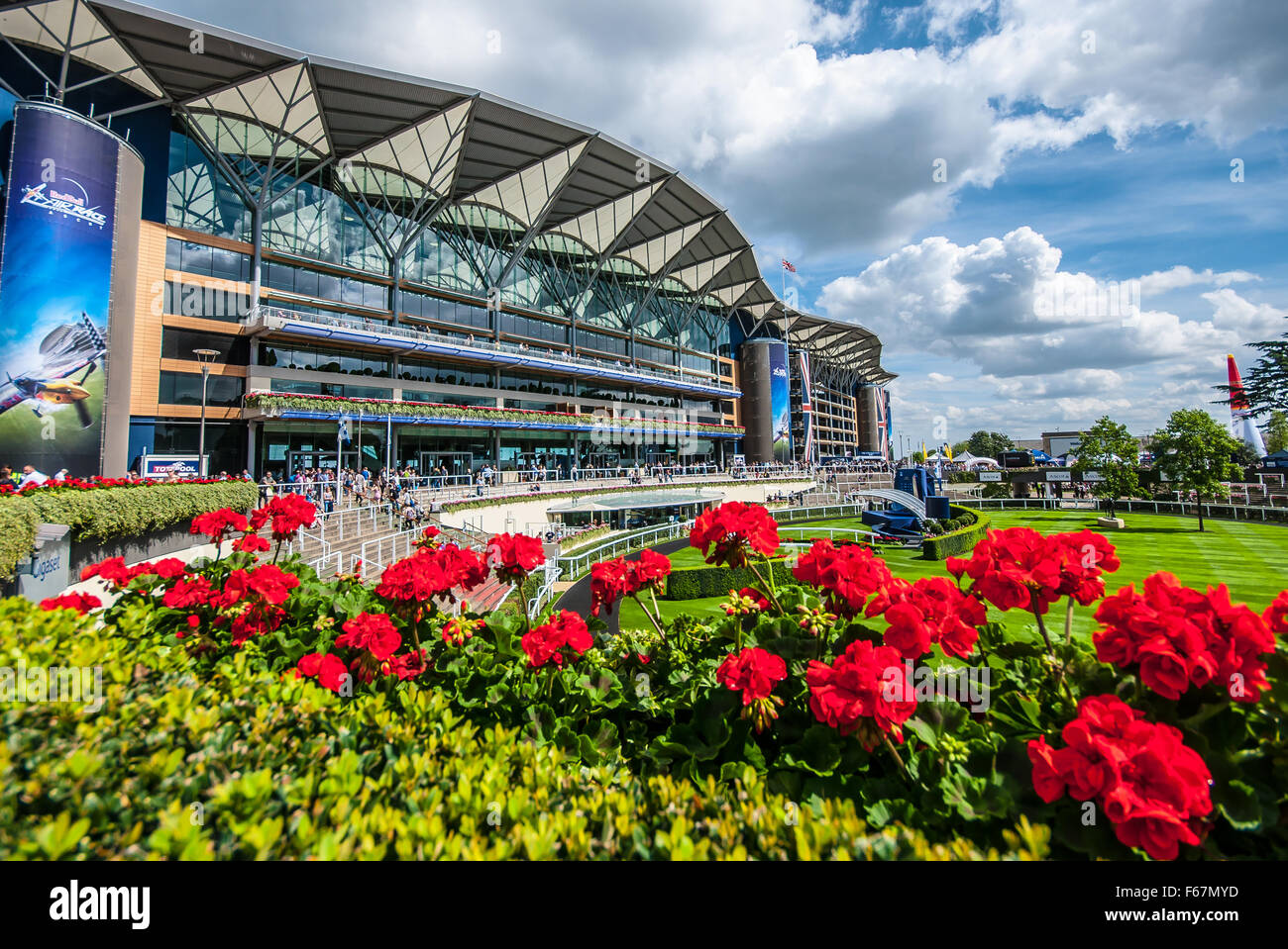 Ascot Racecourse est un hippodrome, situé à Ascot, Royal Berkshire, Angleterre, Royaume-Uni, qui est utilisé pour les courses de chevaux pur-sang. Affichage de fleurs Banque D'Images