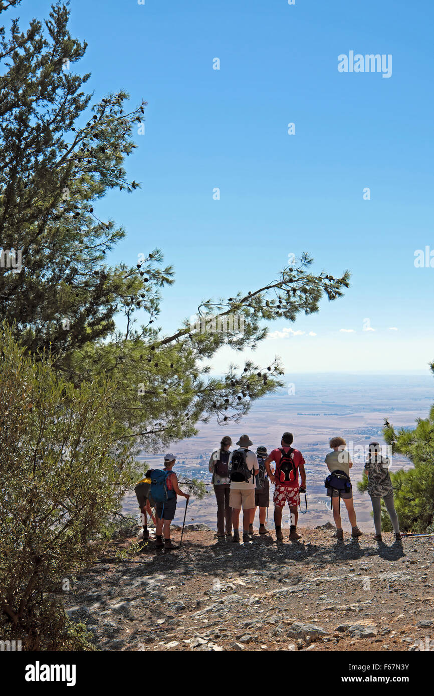 Un groupe de randonneurs ce qui concerne le point de vue pendant les vacances marche dans les montagnes Besparmak, dans le nord de Chypre KATHY DEWITT Banque D'Images