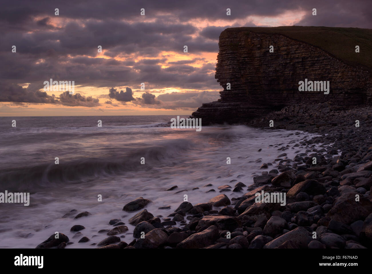 Nash Point sur la côte de Glamorgan, Pays de Galles, au coucher du soleil. Banque D'Images