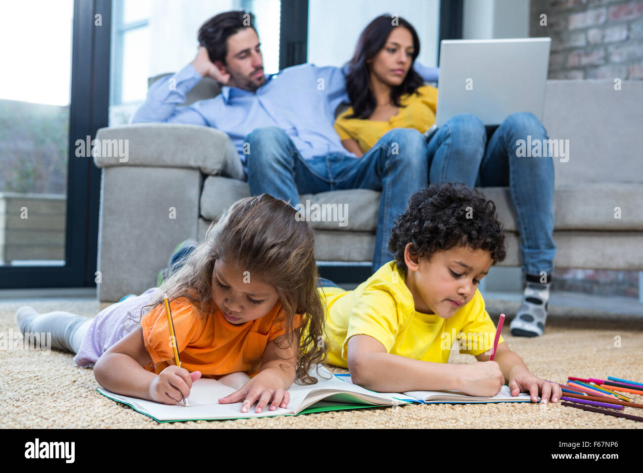 Les enfants portant sur le dessin de tapis dans la salle de séjour Banque D'Images