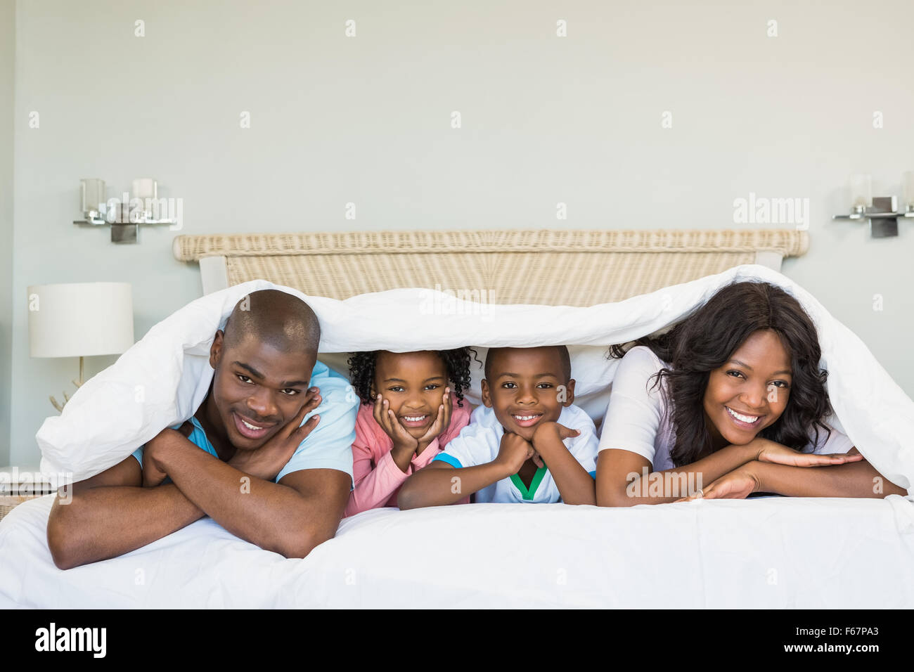Happy Family lying on bed Banque D'Images