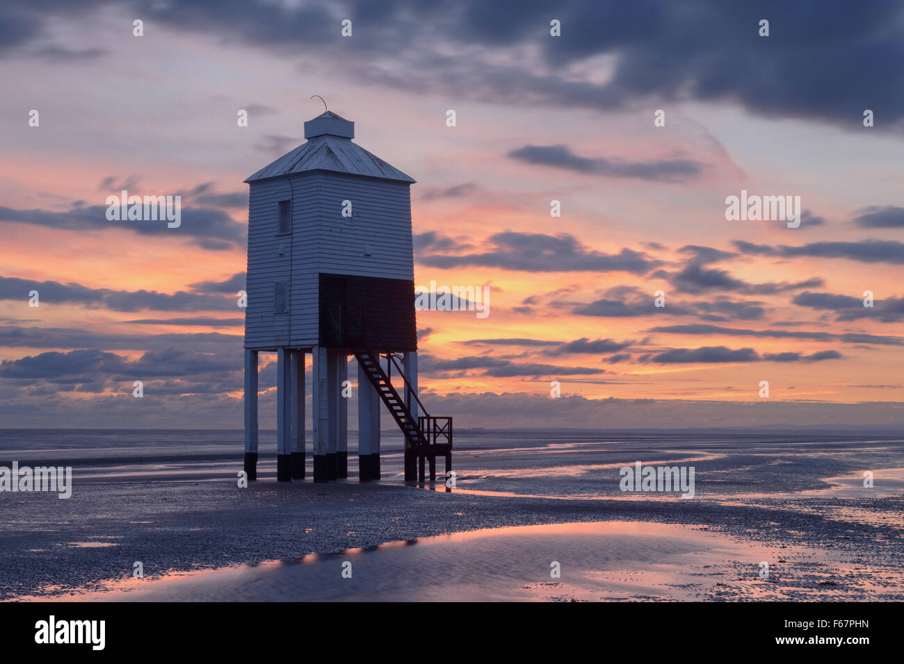 Le phare en bois à Burnham-on-sea, Somerset, lors d'un coucher de soleil colorés. Banque D'Images