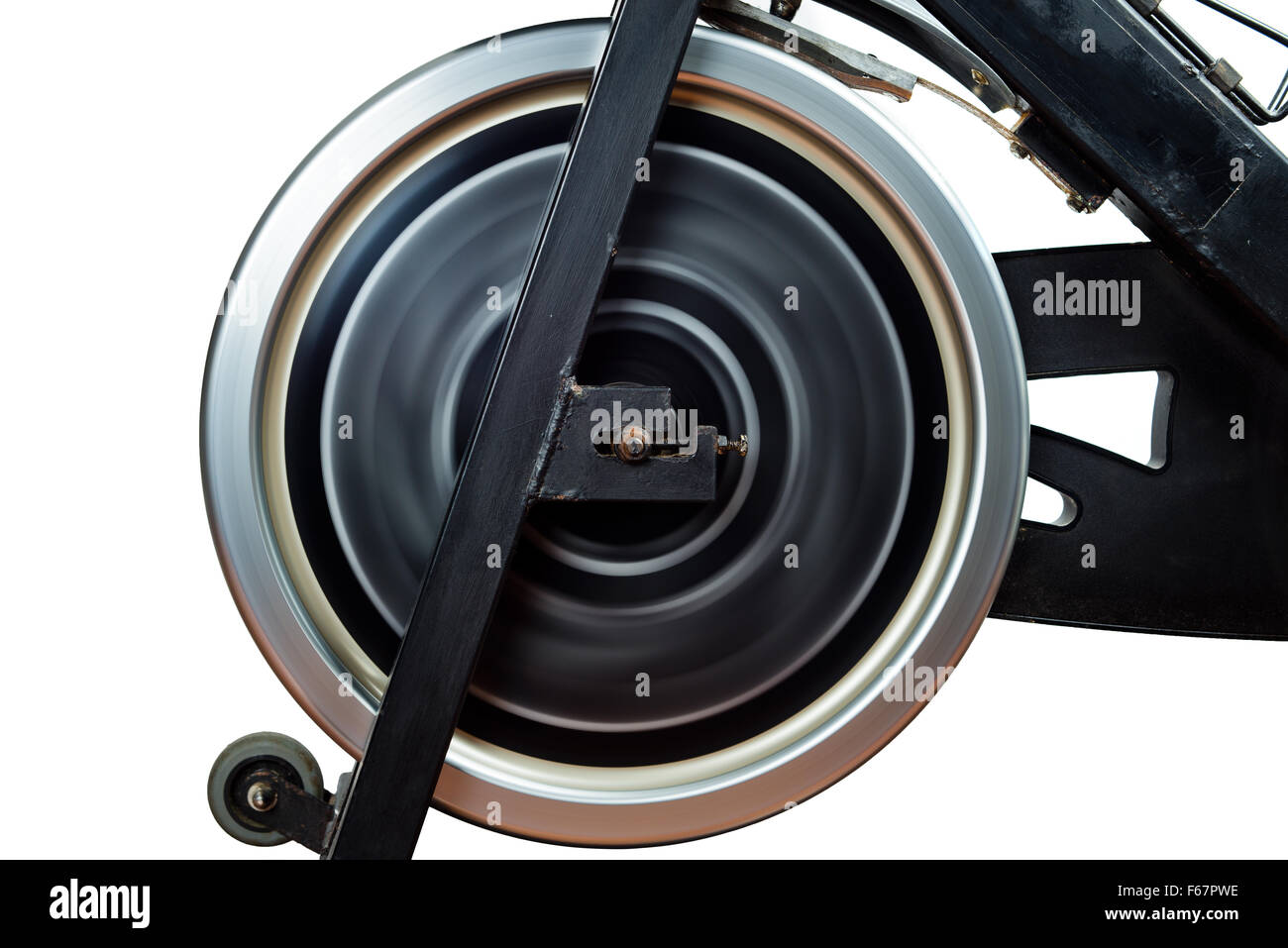 De Spinning Bike front detail avec la rotation du volant. Photos à longue exposition sur fond blanc Banque D'Images