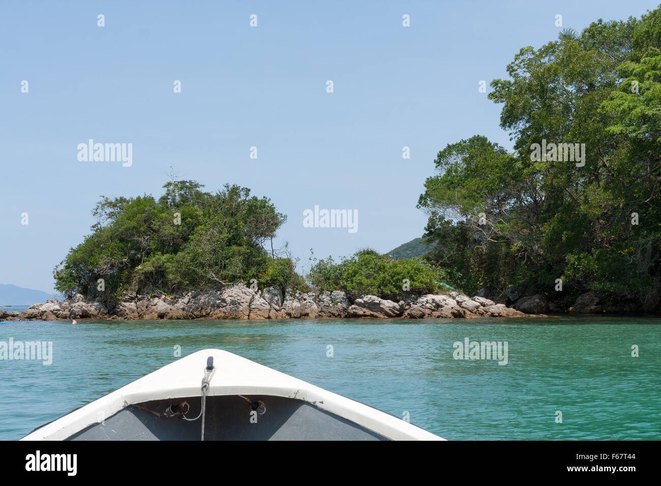 Avis de Lagoa Azul à partir d'un pont de bateau, Ilha Grande, Angra dos Reis, Rio de Janeiro, Brésil Banque D'Images