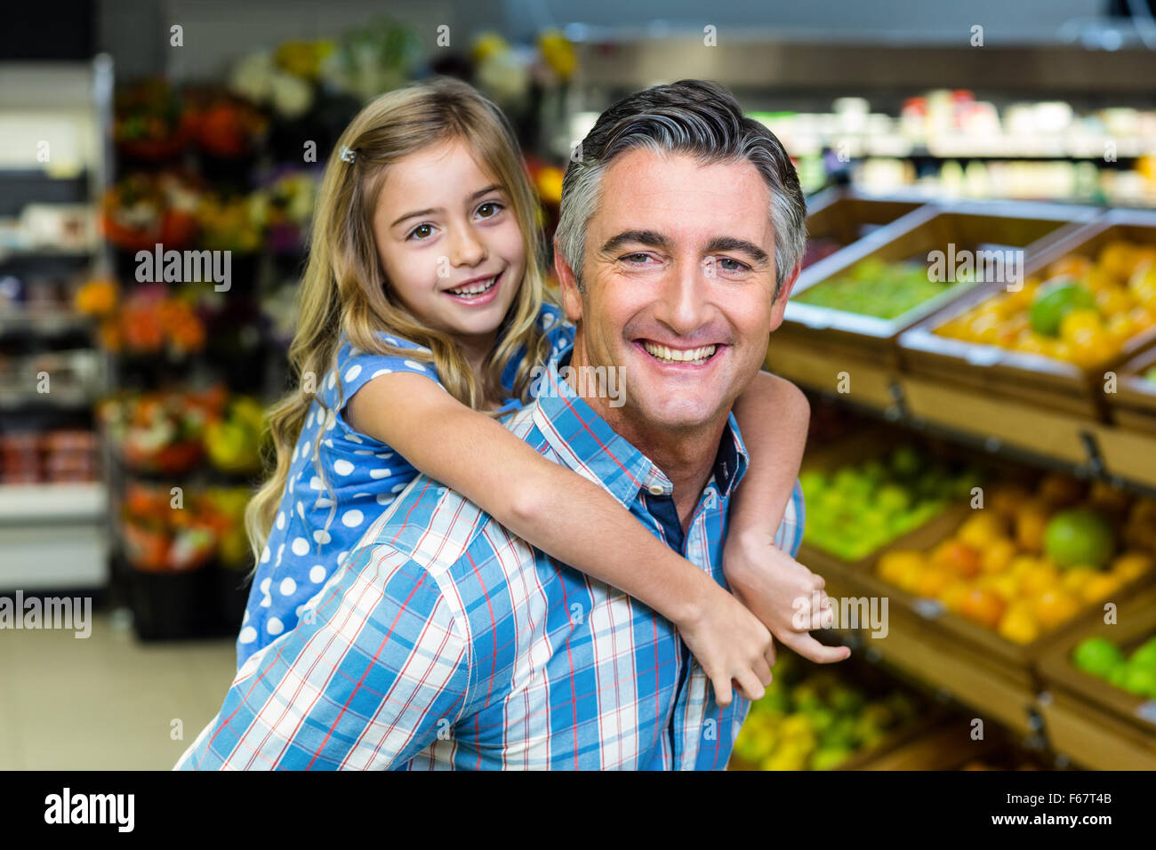 Fille d'un séjour sur son dos les pères Banque D'Images