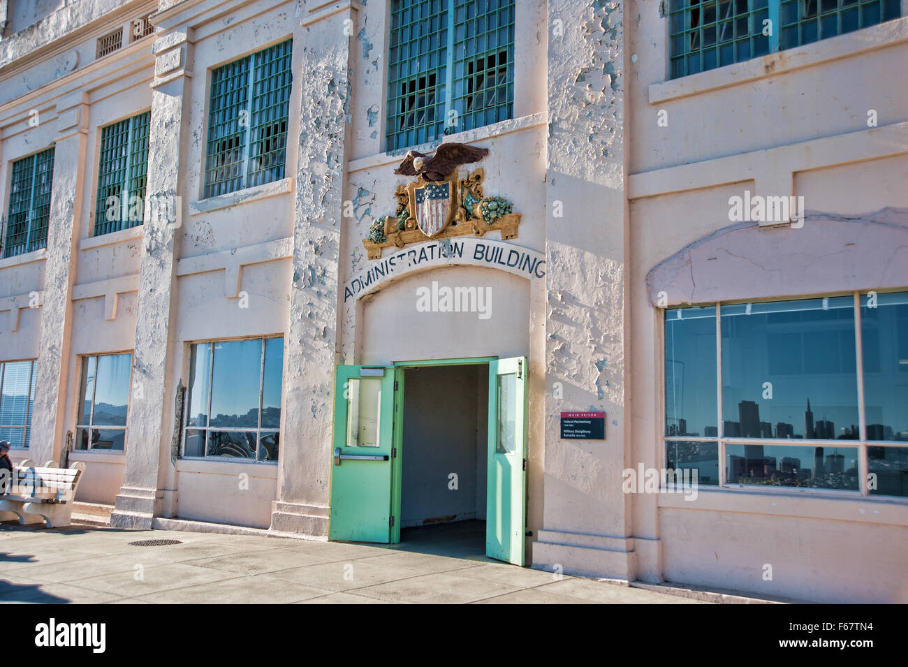 L'île d'Alcatraz, CA - Nov 6, 2015 : l'administration du pénitencier fédéral d'Alcatraz en s'appuyant sur l'île d'Alcatraz située dans le San Banque D'Images