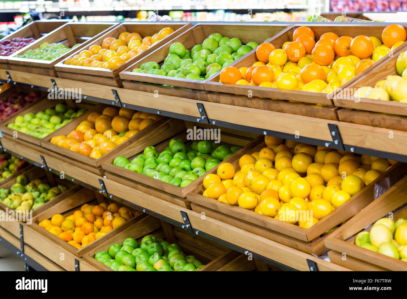 Plateau de légumes au supermarché Banque D'Images