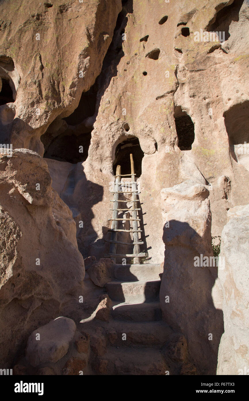 Los Alamos, Nouveau Mexique - Bandelier National Monument contient les ruines de Pueblo ancestrales des logements. Banque D'Images