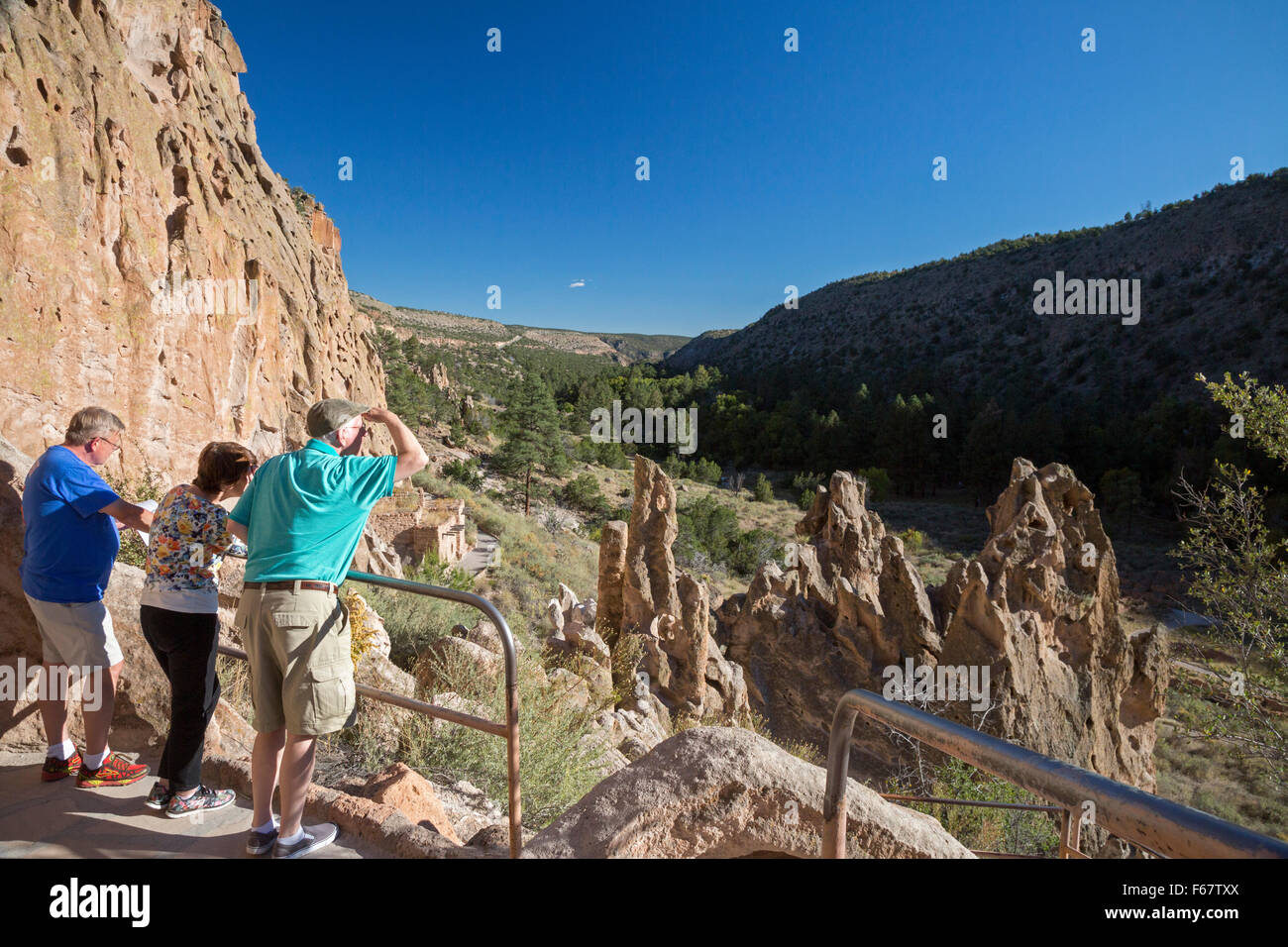 Los Alamos, Nouveau Mexique - Bandelier National Monument contient les ruines de Pueblo ancestrales des logements. Banque D'Images