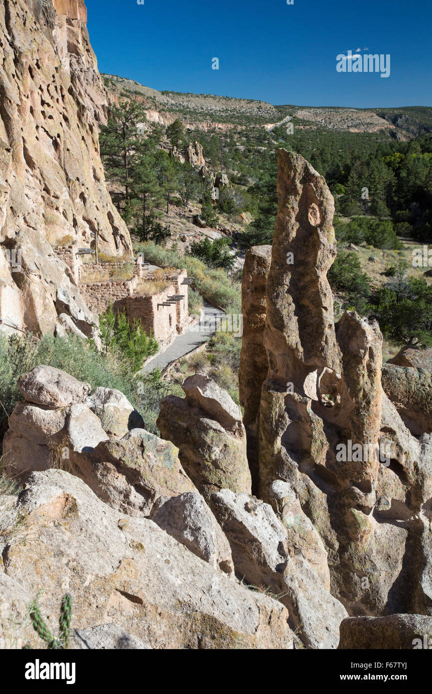 Los Alamos, Nouveau Mexique - Bandelier National Monument contient les ruines de Pueblo ancestrales des logements. Banque D'Images