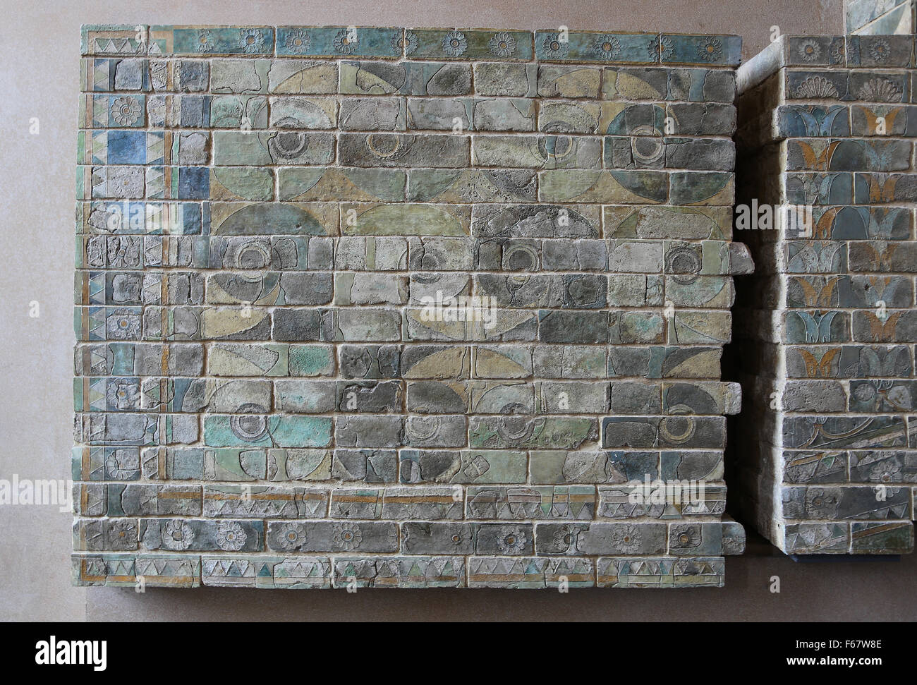 Briques siliceuses à glaçure. Palms éliminés comme des fleurs. Palais de Darius le Grand. 6ème siècle avant JC. Susa. L'Iran. Musée du Louvre. Paris. Banque D'Images