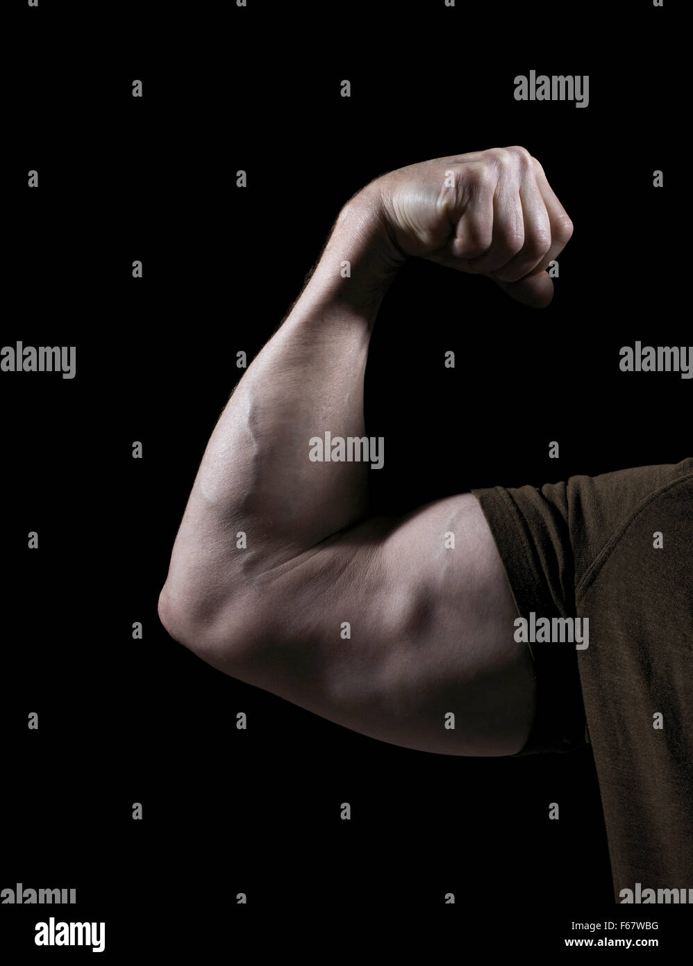 Portrait d'une flexion du bras musclé gros biceps Banque D'Images