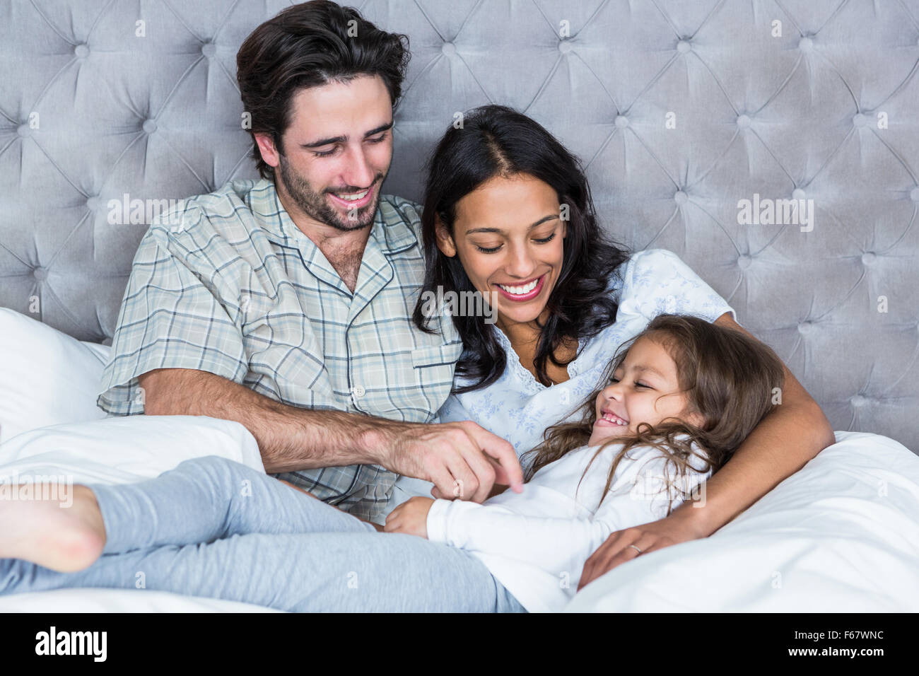 Heureux parents fille tickling Banque D'Images