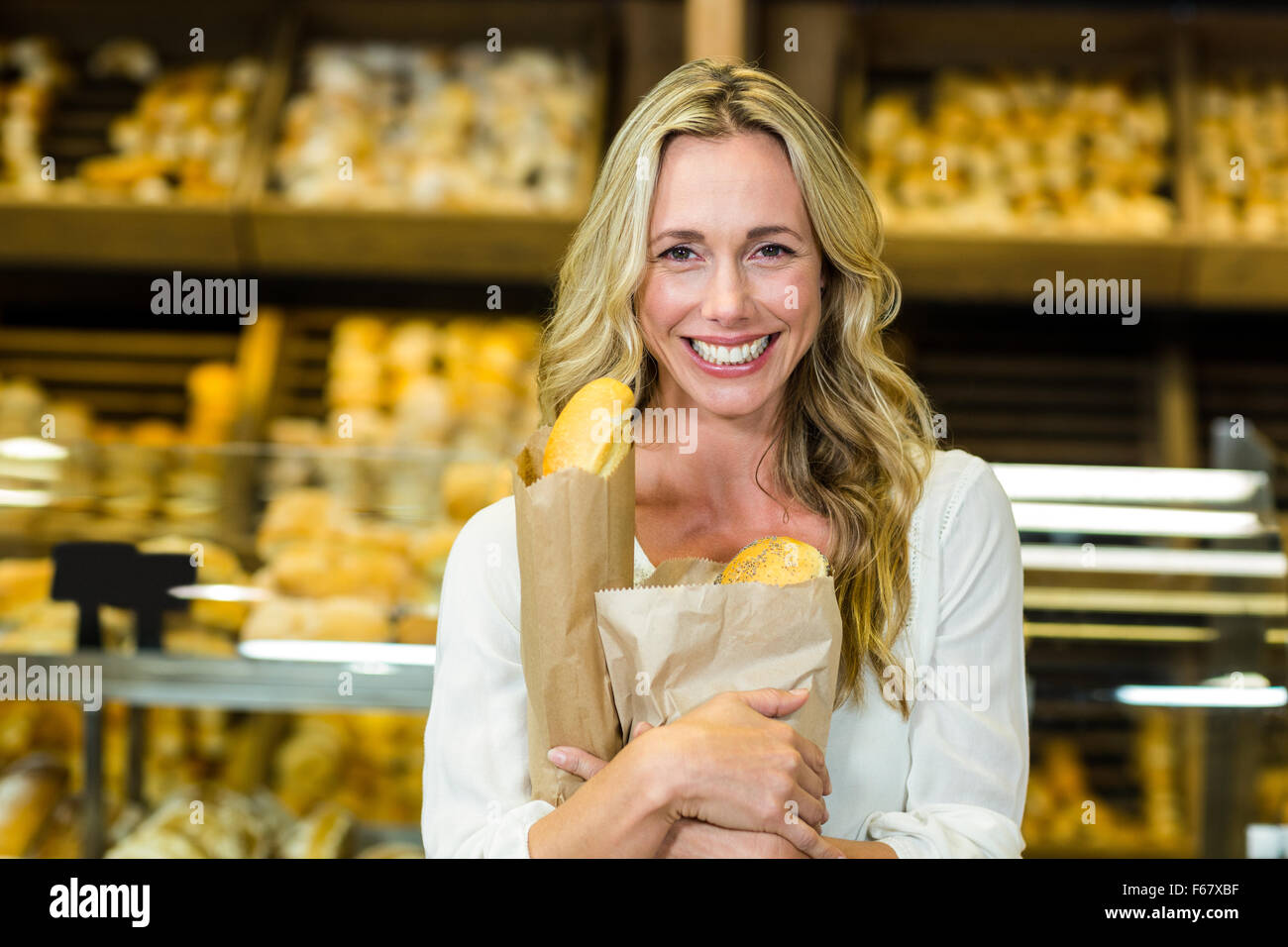 Beautiful woman holding paper bag avec du pain Banque D'Images