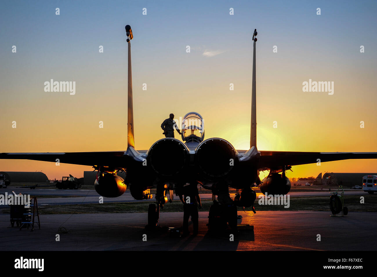 La base aérienne d'Incirlik, Adana, Turquie. Le 12 novembre 2015. US Air Force F-15 Strike Eagle fighter aircraft est découpé par le soleil couchant sous peu l'atterrissage à la base aérienne d'Incirlik, 12 novembre 2015 à Adana, Turquie. Six F-15E à partir de la 48e Escadre de chasse déployés en appui à l'opération et contre-résoudre inhérent ISIL missions en Irak et en Syrie. Banque D'Images