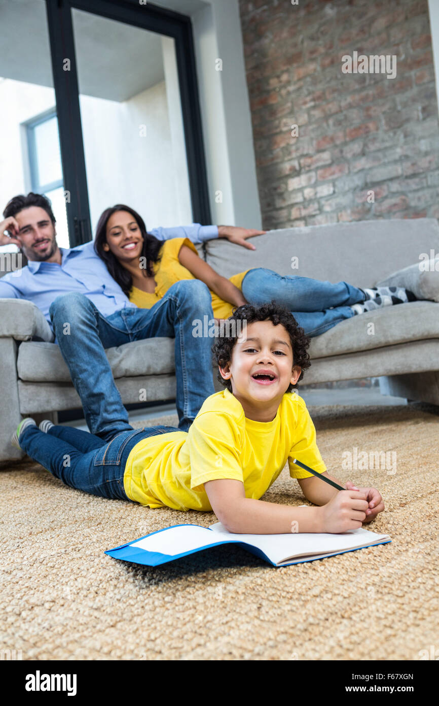 Smiling family in living room with son encombrement Banque D'Images