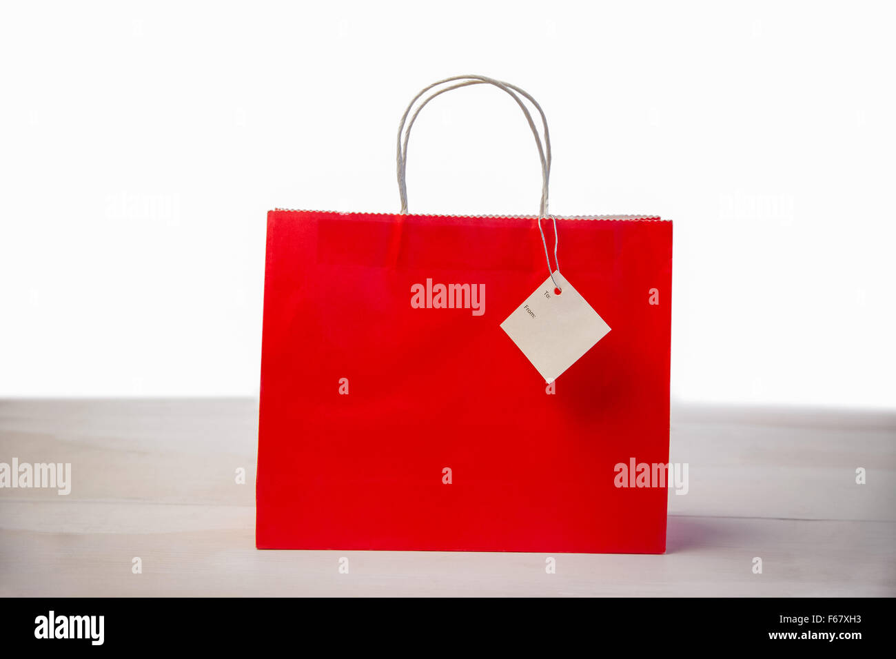 Sac cadeau shopping rouge avec tag Banque D'Images