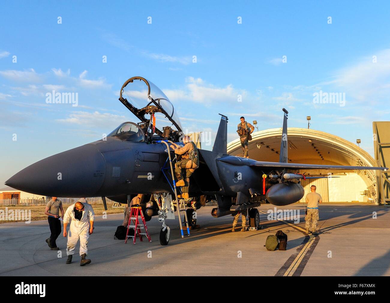 La base aérienne d'Incirlik, Adana, Turquie. Le 12 novembre 2015. US Air Force F-15 Strike Eagle fighter pilots étape hors de leur avion peu après l'atterrissage à la base aérienne d'Incirlik, 12 novembre 2015 à Adana, Turquie. Six F-15E à partir de la 48e Escadre de chasse déployés en appui à l'opération et contre-résoudre inhérent ISIL missions en Irak et en Syrie. Banque D'Images