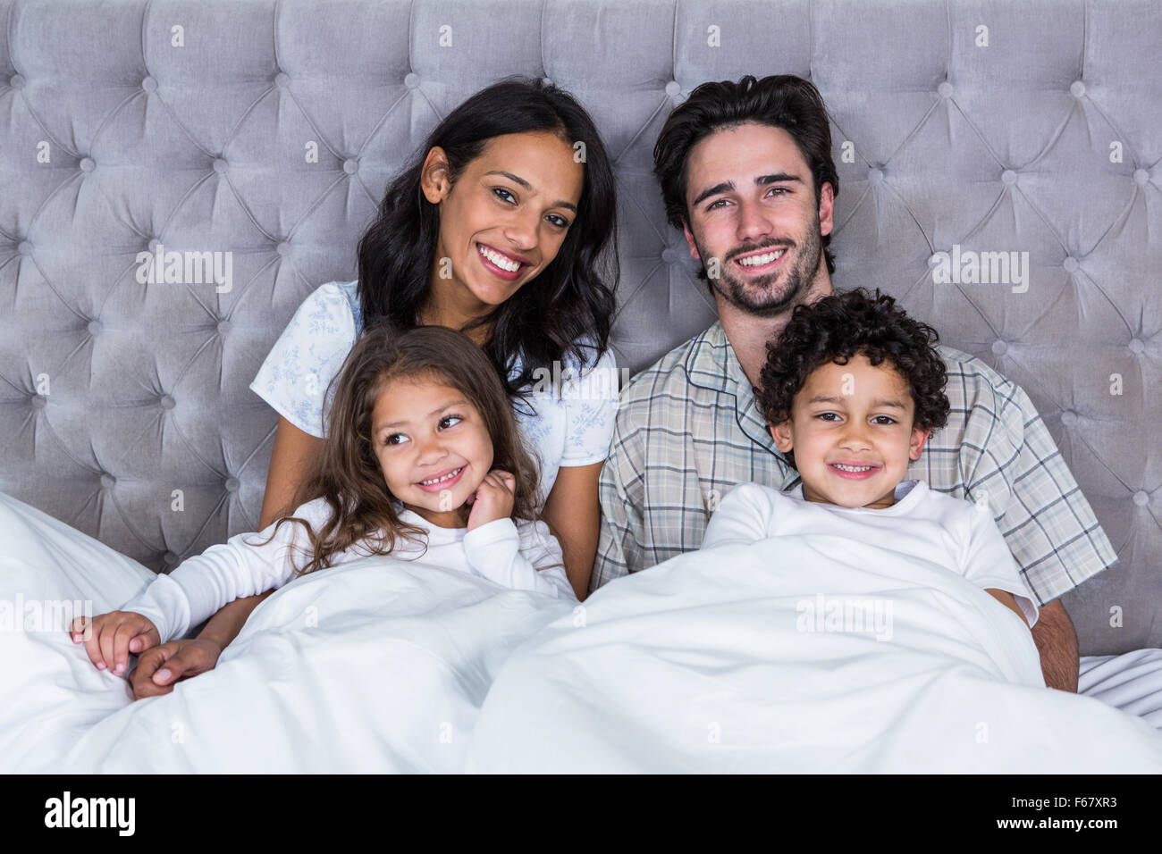Famille heureuse sur le lit Banque D'Images