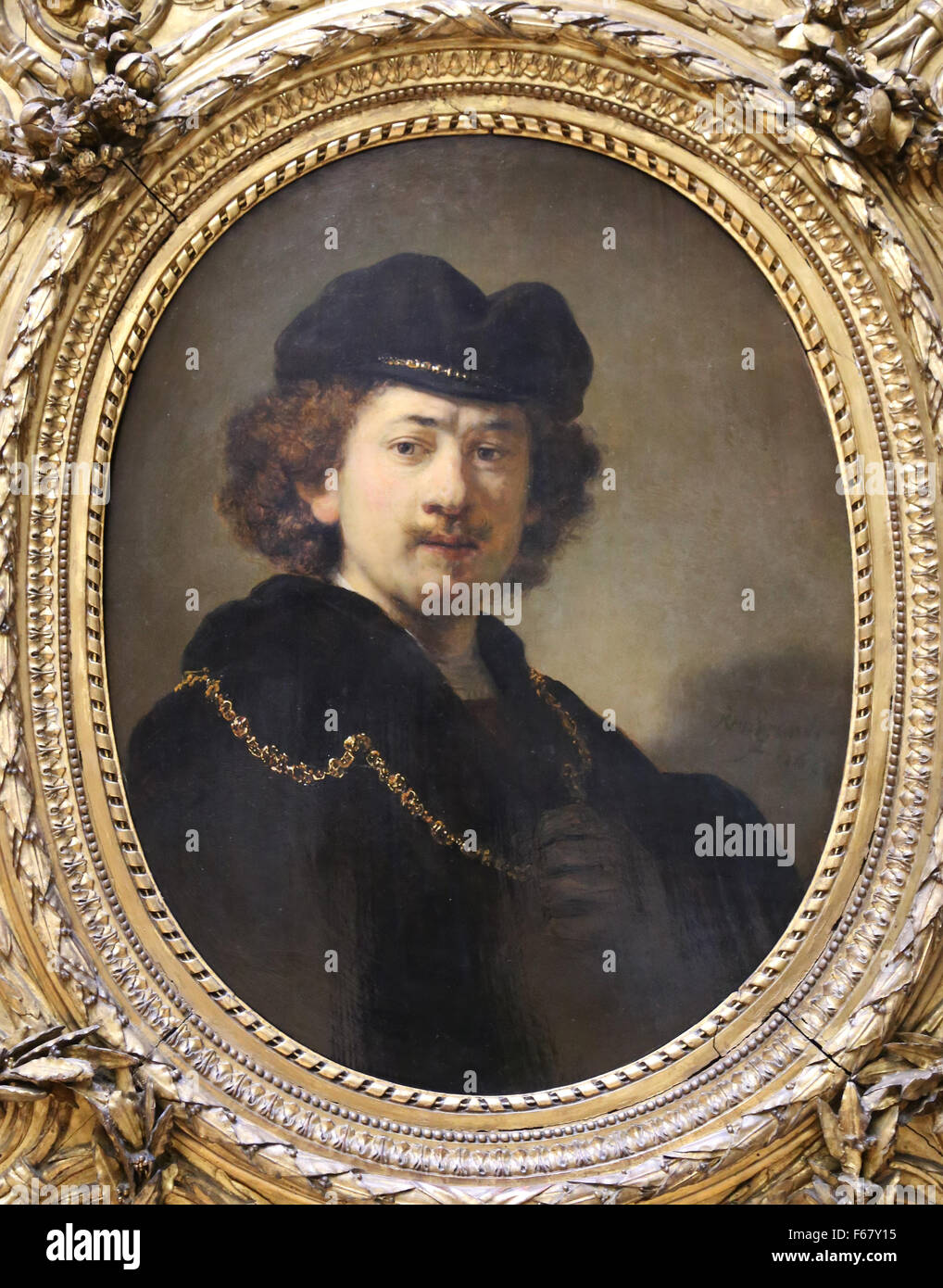 Rembrandt (1606-1669). Peintre hollandais. Self Portrait portant une tuque et un Gold Ghain, huile sur panneau. 1633. Musée du Louvre. Paris. Banque D'Images