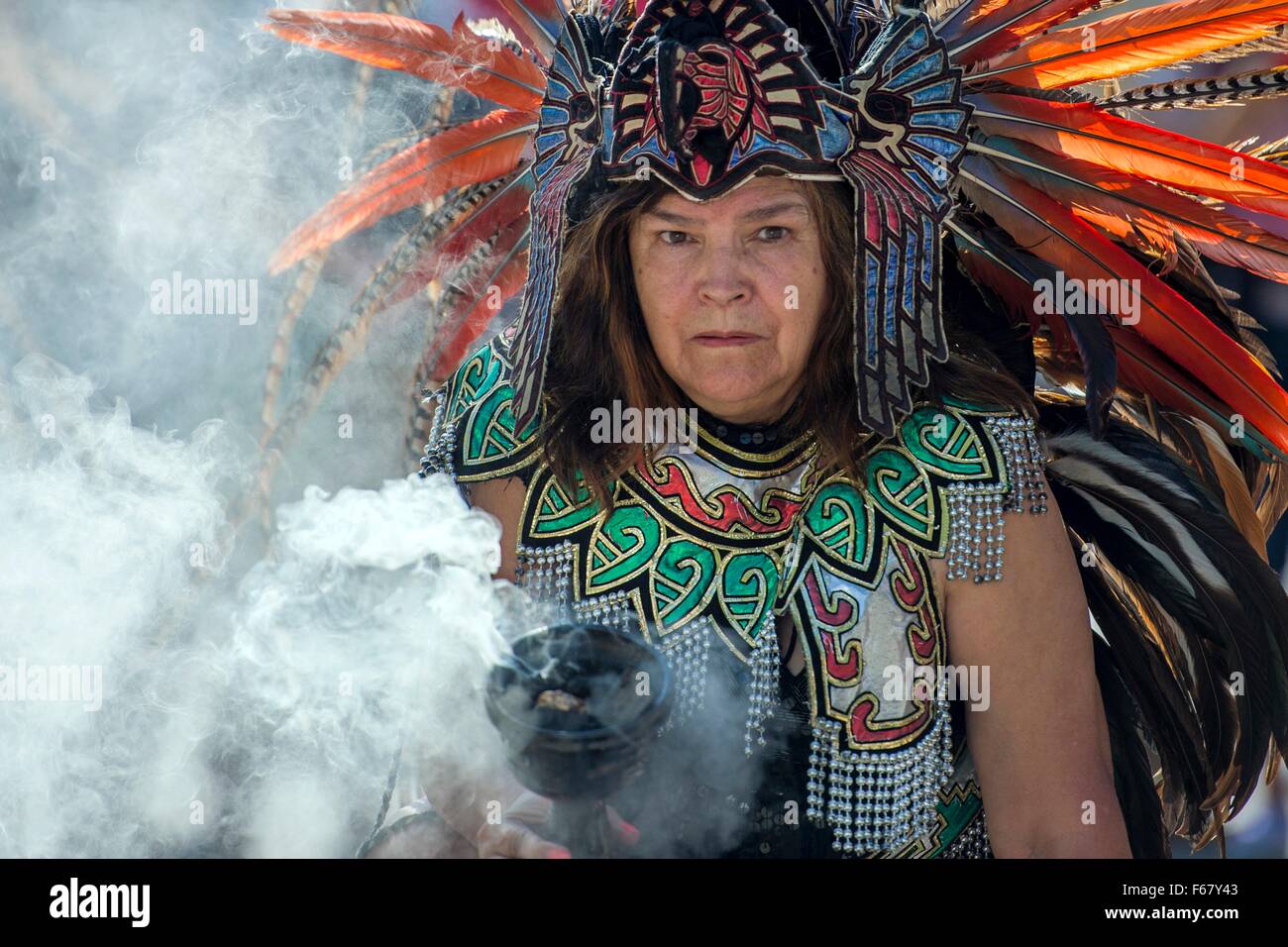 Un guérisseur héritage aztèque est titulaire d'un chaudron de nettoyage ethnique au cours de la fumée Heritage Festival latino annuel le 26 septembre 2014 à Des Moines, Iowa. Banque D'Images