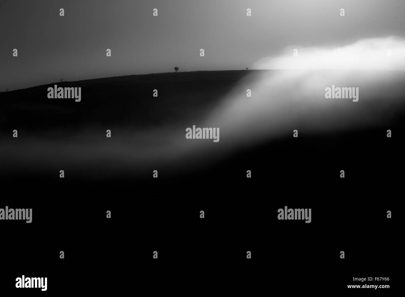 Brouillard sur les collines. Fine art noir et blanc paysage. IPA 2015 Mention honorable. Banque D'Images