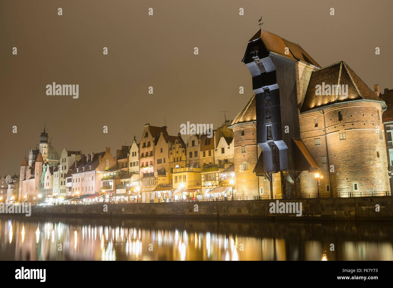 Grue médiévale et Waterfront tènements réfléchi sur la rivière Motlawa par nuit. Gdansk, Pologne Banque D'Images