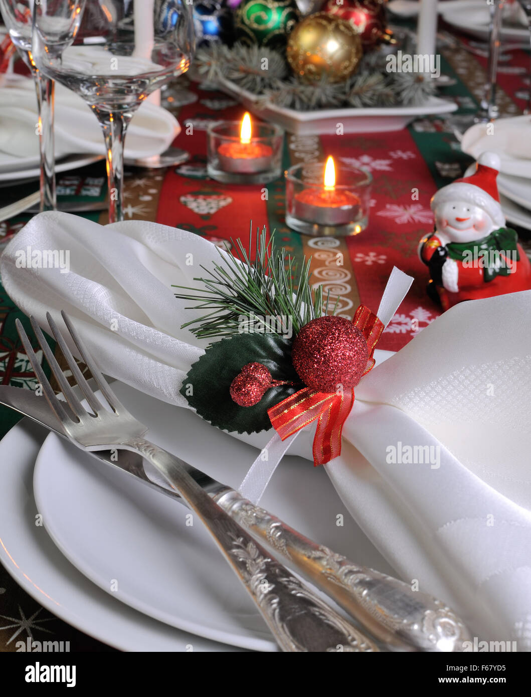 Serviette pliée décoratif sur la table de Noël Banque D'Images