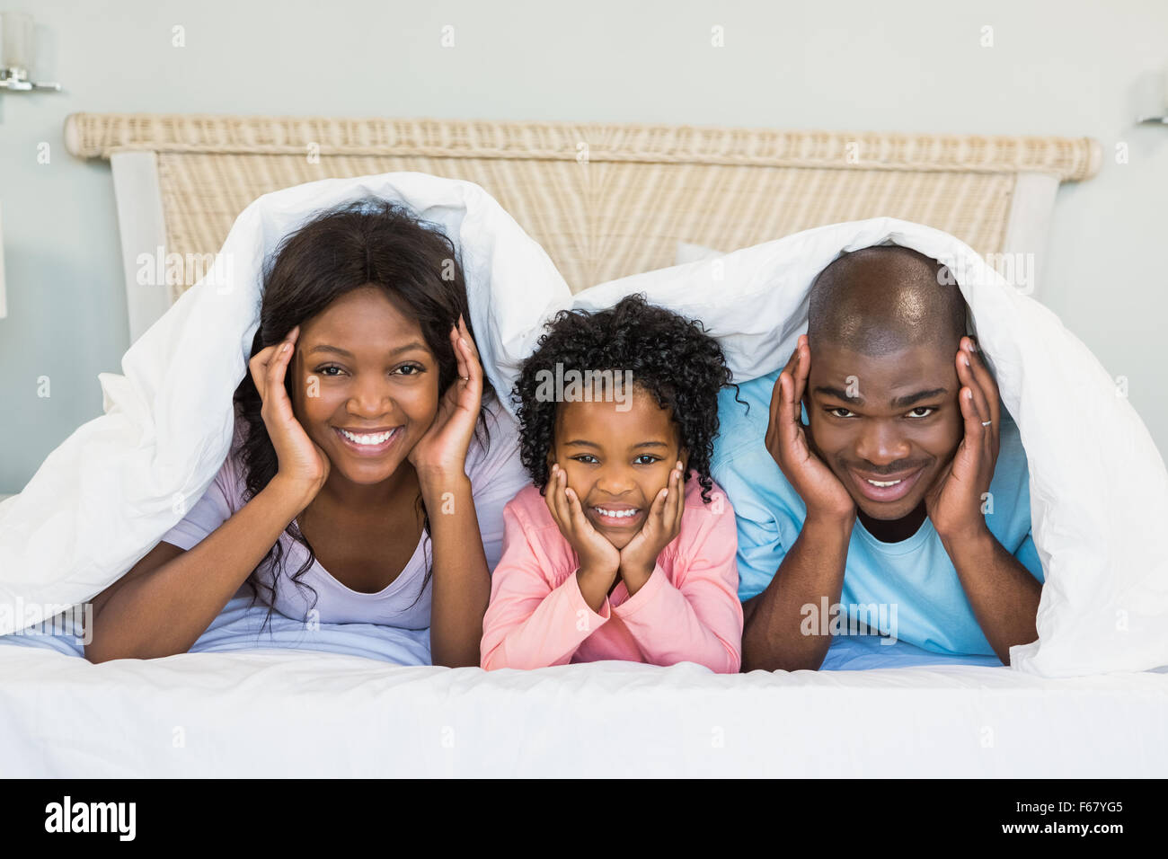 Happy Family lying on bed Banque D'Images