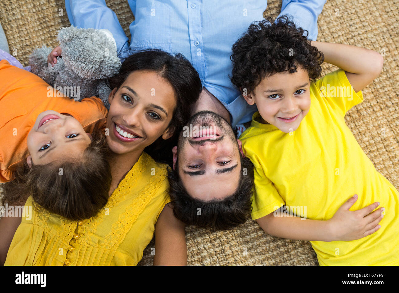 Smiling family portant sur un tapis Banque D'Images