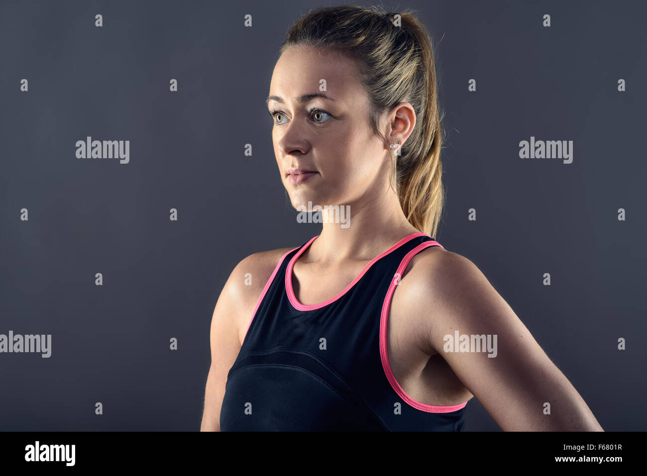 Head and shoulders Portrait of Athletic Blond Woman Wearing Tank Top Noir et rose et standing dans Banque D'Images