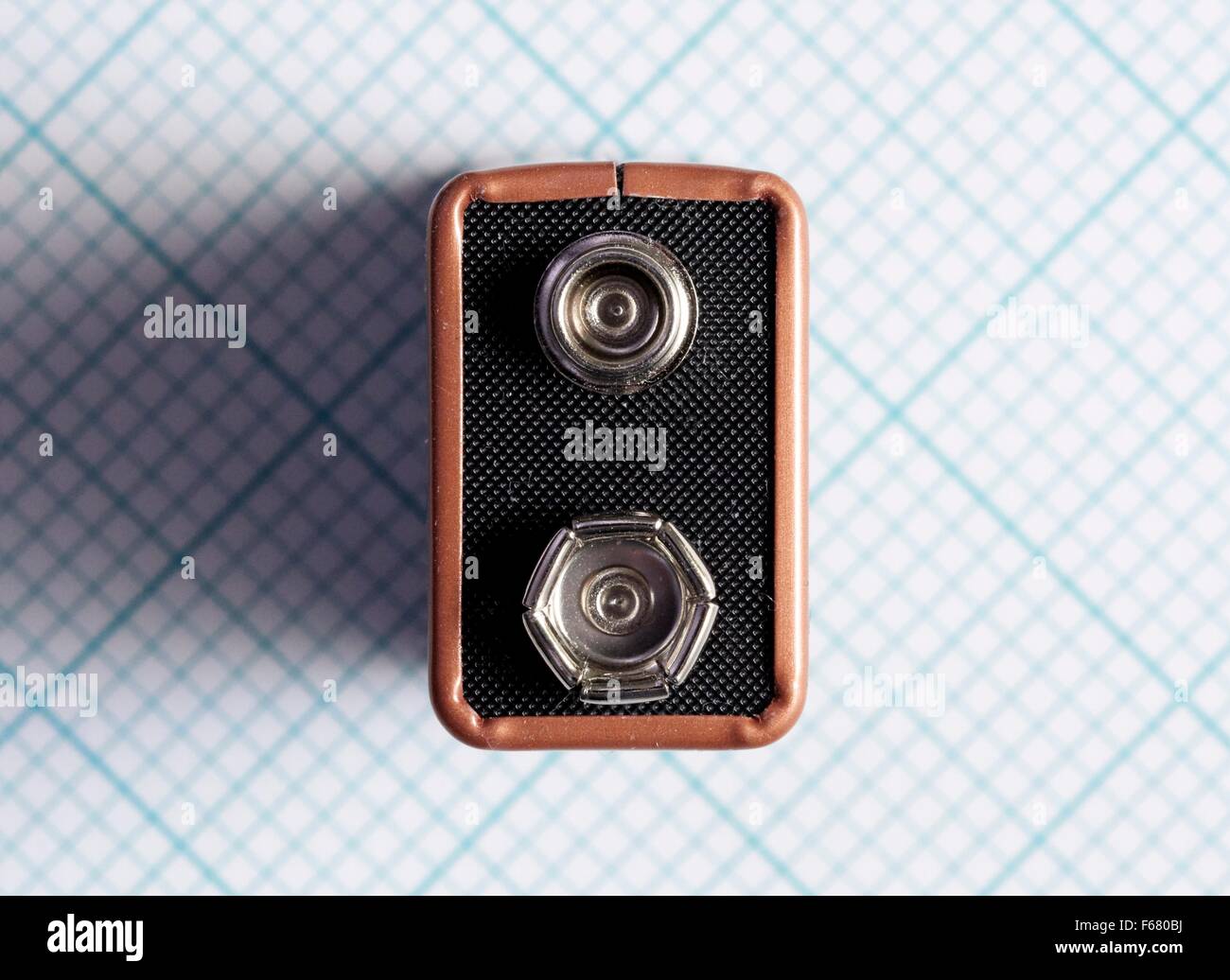 Une vue de dessus, les bornes de la batterie plus et moins sur un graphique papier fond Banque D'Images