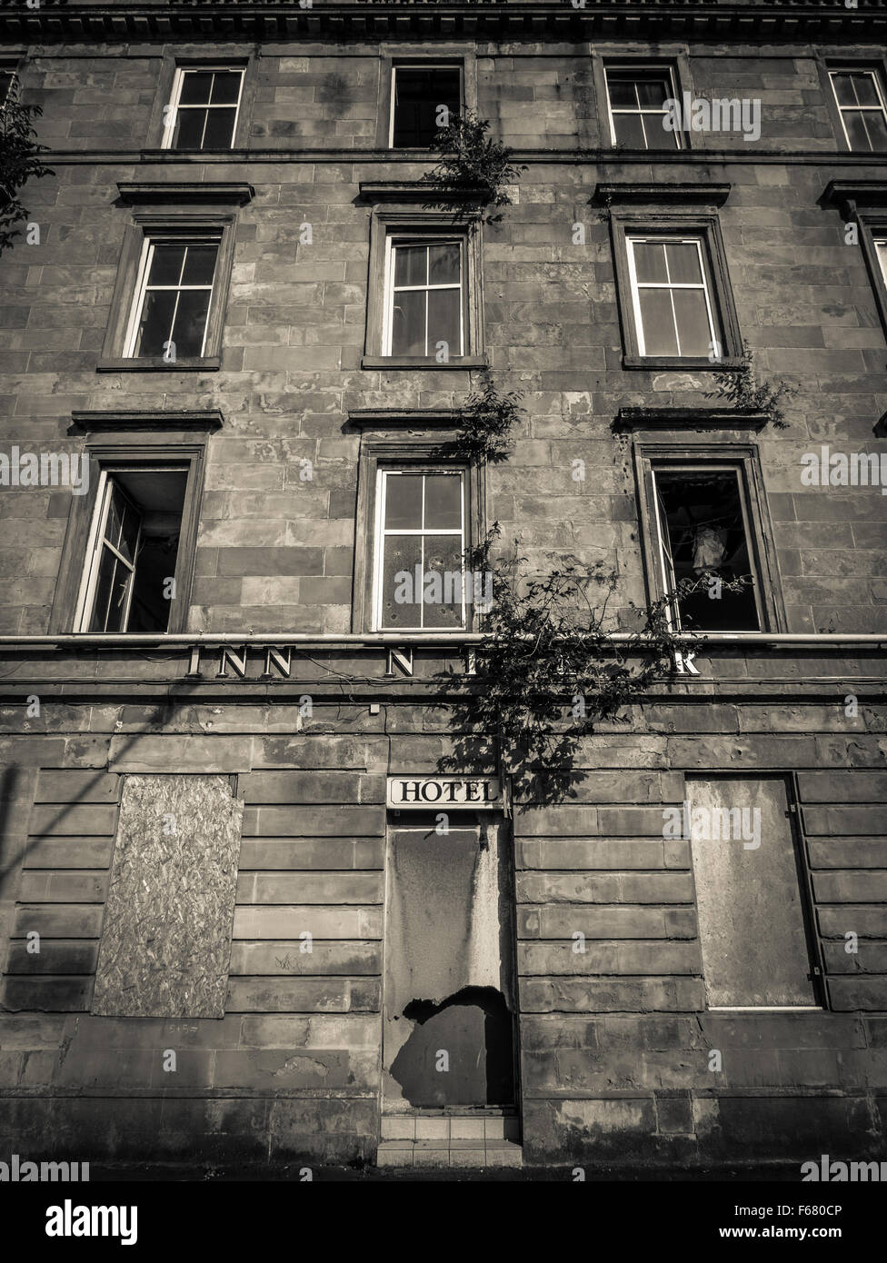 Image en noir et blanc d'une épave et Barricadèrent Hotel Banque D'Images