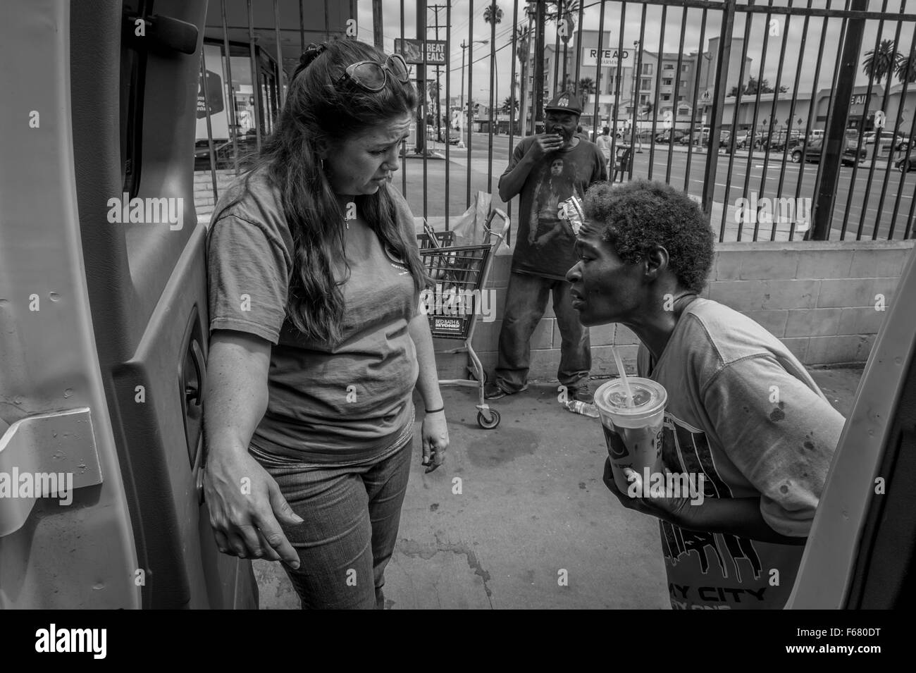 Los Angeles, CA, USA. 22 juillet, 2015. L'ancien marine américain Sarah Jenkins, haut sur les drogues et sur la rue, accepte un sac de nourriture et l'eau de Kristine Hesse de la Fondation nationale des anciens combattants outreach van. Elle dit qu'elle a un lieu de séjour à Anaheim, CA. Photo par Mary F. Calvert/l'Alexia Foundation for World Peace © Mary F. Calvert/ZUMA/Alamy Fil Live News Banque D'Images