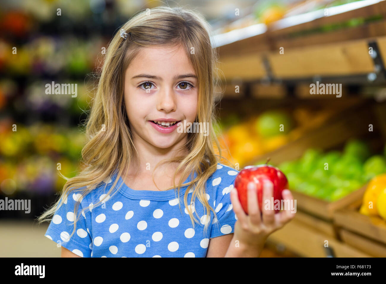 Cute girl holding an apple Banque D'Images