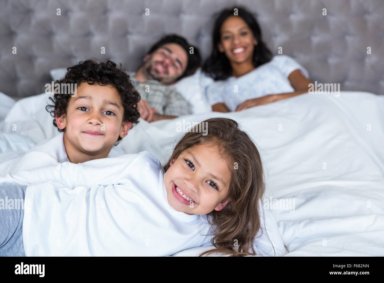 Famille dans son lit Banque D'Images